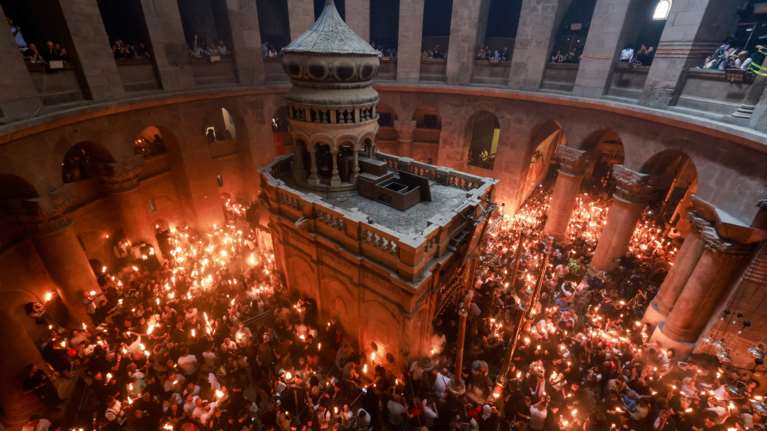Η εντυπωσιακή Τελετή Αφής του Αγίου Φωτός στα Ιεροσόλυμα - Το βράδυ φτάνει στην Ελλάδα [εικόνες - βίντεο]