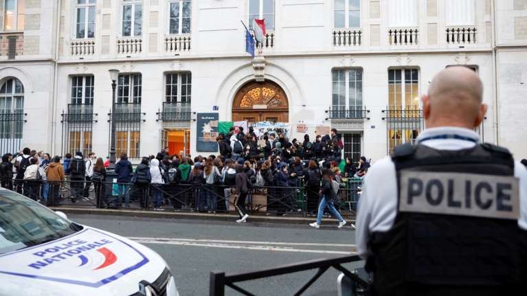 Γαλλία: Σε απεργιακό κλοιό η χώρα - Καλύτερους μισθούς ζητάνε τα συνδικάτα, με επιτάξεις απαντάει η κυβέρνηση