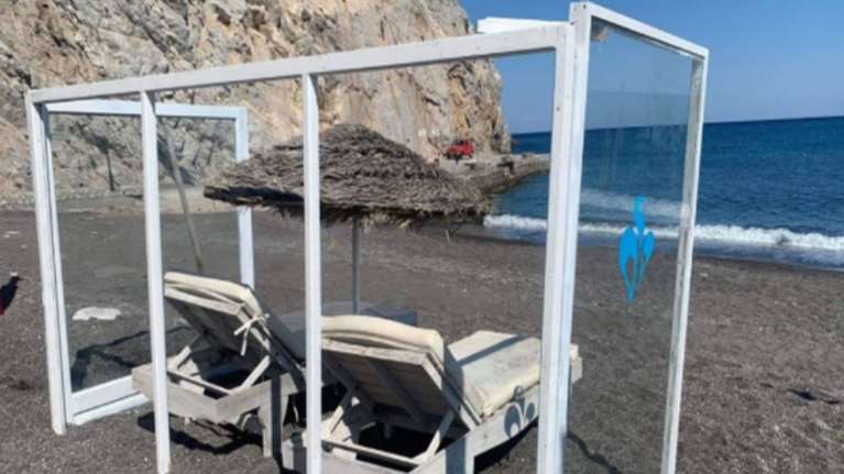 Κορονοϊός - Σαντορίνη: Μπήκαν τα πρώτα πλεξιγκλάς και αντισηπτικά σε ξαπλώστρες σε beach bar [εικόνα-βίντεο]