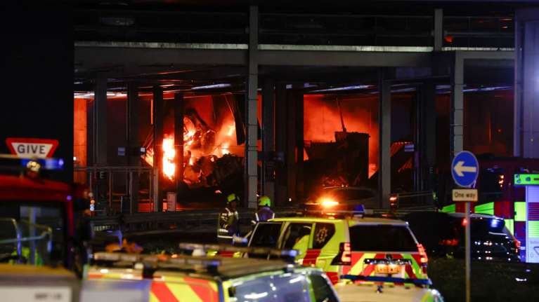 Βρετανία: Φωτιά σε χώρο στάθμευσης στο αεροδρόμιο του Λούτον - Αναστέλλονται όλες οι πτήσεις