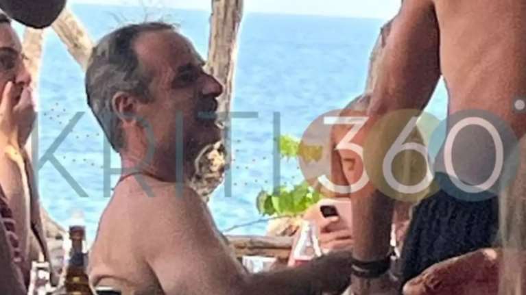 Ο Κυριάκος Μητσοτάκης στα Σφακιά: Μπάνια, χαλάρωση και μεζεδάκια [εικόνες]