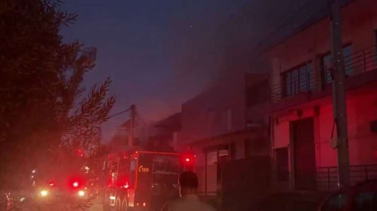 Πυρκαγιά σε επιχείρηση στο Περιστέρι - Πληροφορίες για εγκλωβισμένους [βίντεο]