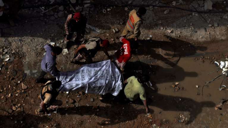 Πακιστάν: Τουλάχιστον ένας επιζών από τη συντριβή του αεροσκάφους -  Φόβοι για εκατόμβη νεκρών [Εικόνες]