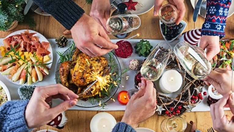 Κορονοϊός - Λοιμωξιολόγοι: Έτσι θα περάσετε τα Χριστούγεννα - Με μάσκες στο οικογενειακό τραπέζι