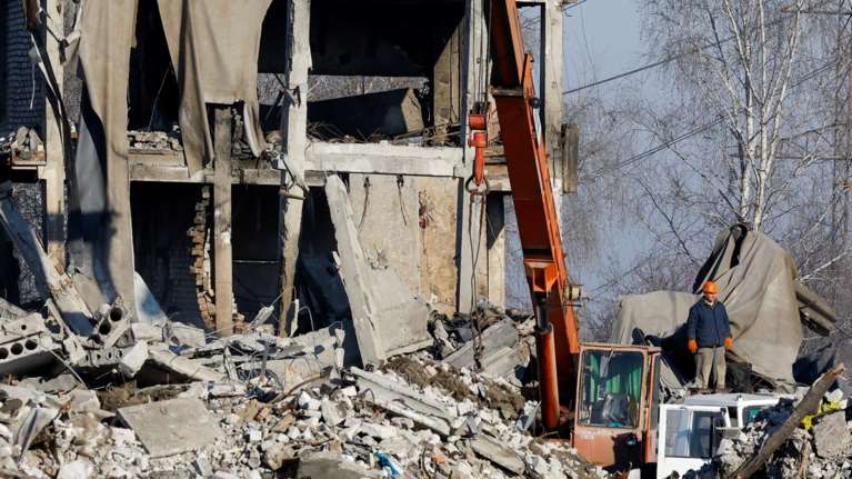 Ουκρανία: Η Μόσχα κατηγορεί τη χρήση κινητών από τους στρατιώτες της μετά το φονικό πλήγμα του Κιέβου - Στους 89 οι νεκροί