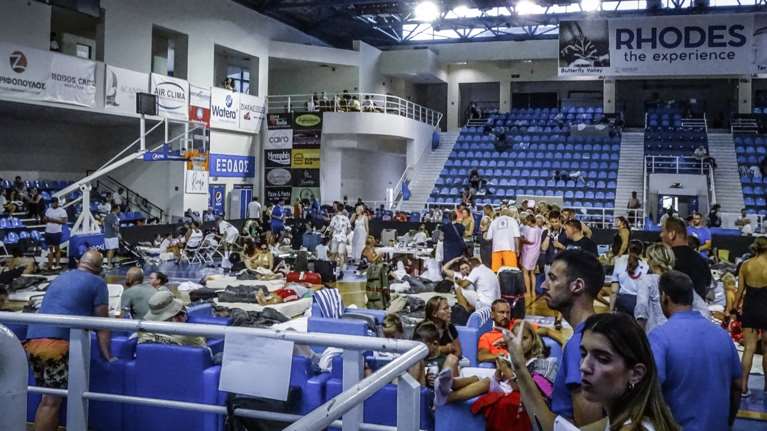 Φωτιά στη Ρόδο: Σε γήπεδα, σχολεία και γυμναστήρια πέρασαν τη νύχτα χιλιάδες τουρίστες και κάτοικοι [εικόνες - βίντεο]