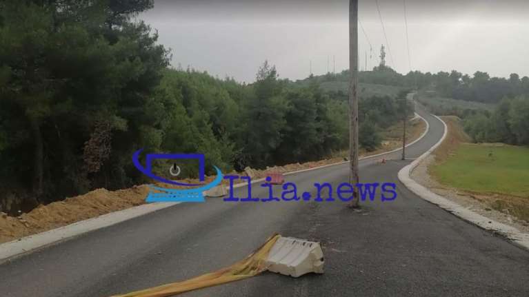 Ασφαλτόστρωση για... βραβείο στην Ηλεία: Άφησαν τις κολώνες της ΔΕΗ στη μέση του δρόμου [εικόνες]