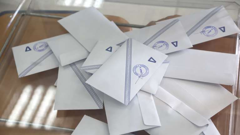 Δημοσκόπηση RealPolls: Μικρή πτώση για την (πρώτη) ΝΔ, ανεβαίνει το ΠΑΣΟΚ στο 17% με άλλο πρόεδρο εκτός Ανδρουλάκη