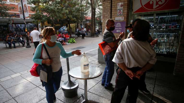 Παγώνη: Τι είναι ο ιός της καμήλας που έρχεται από... το Μουντιάλ - Σκοτώνει 1 στους 3 που θα κολλήσουν