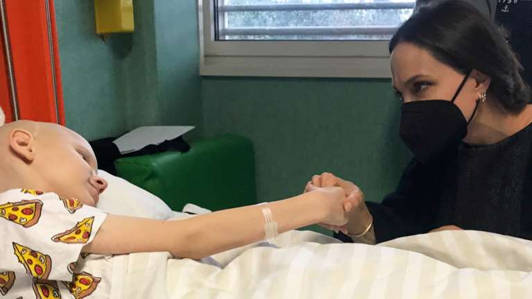 Συγκινεί η Αντζελίνα Τζολί: Στο πλευρό παιδιών από την Ουκρανία που νοσηλεύονται στην Ιταλία - "Προσεύχομαι..."