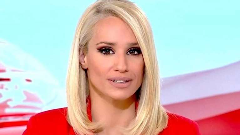 Κατερίνα Παναγοπούλου: Βόλτα στην Αθήνα χωρίς ίχνος μακιγιάζ - Οι γκρι over the knee μπότες που συνδύασε με τσάντα YSL