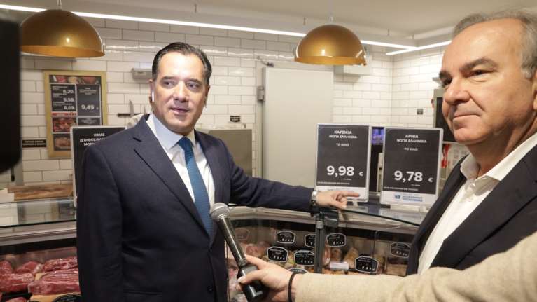 Αυτοψία Γεωργιάδη στα σούπερ μάρκετ: Ακριβώς ίδιες με τις περσινές οι τιμές στο αρνί και το κατσίκι