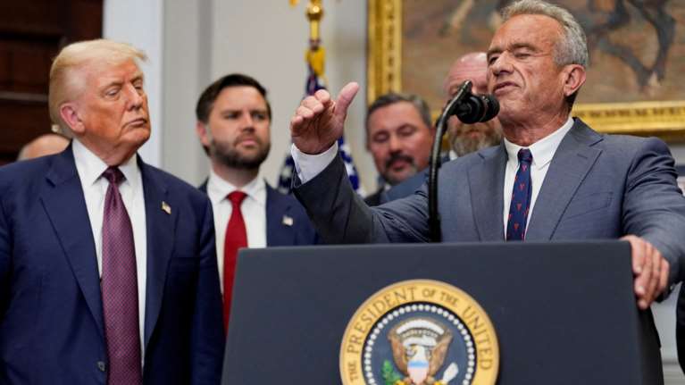 O Κένεντι ακυρώνει χρηματοδοτήσεις εμβολίων mRNA: "Δεν προστατεύουν αποτελεσματικά" λέει, αντιδρούν οι επιστήμονες