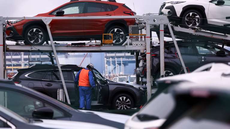 Η Κομισιόν ετοιμάζει αντίποινα στους νέους δασμούς Τραμπ σε εισαγόμενα αυτοκίνητα στις ΗΠΑ