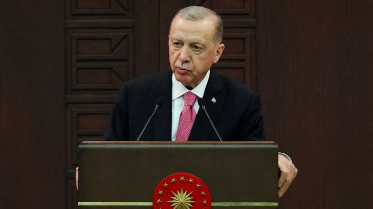 Στροφή Ερντογάν στην οικονομία: Η κεντρική τράπεζα αυξάνει το βασικό επιτόκιο από το 8,5% στο 15%