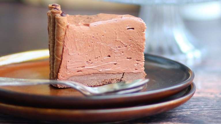 Λαχταριστό cheesecake πραλίνας με πουράκια - Ετοιμο σε 15 λεπτά, μόνο με 4 υλικά