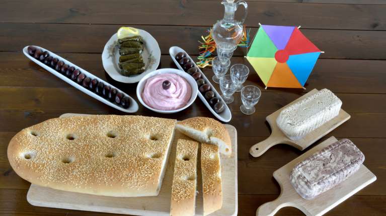 Καθαρά Δευτέρα: Το αμαρτωλό σαρακοστιανό τραπέζι - Πόσες θερμίδες &quot;κρύβουν&quot; τα παραδοσιακά εδέσματα