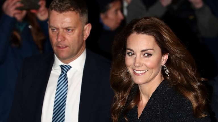 Κέιτ Μίντλετον: Η αναπάντεχη εμφάνιση στο θέατρο με γκλίτερ γόβες Jimmy Choo και λαμπερά αξεσουάρ