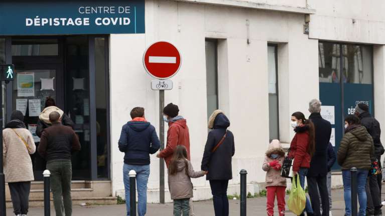 Νέο μαύρο ρεκόρ του κορονοϊού στη Γαλλία: Πάνω από μισό εκατ. κρούσματα - Σταθερά πάνω από 350 οι νεκροί