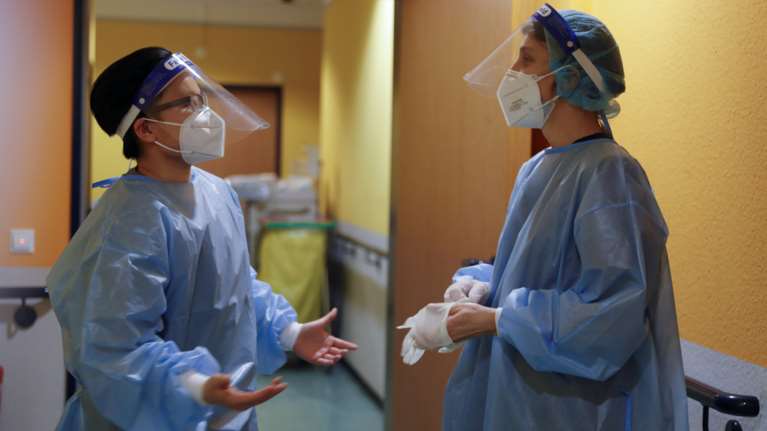 Δυσαρέσκεια ΠΟΥ: &quot;Παρωδία σε μερικές χώρες οι εργαζόμενοι στην υγεία να μην έχουν κάνει ούτε μία δόση εμβολίου&quot;