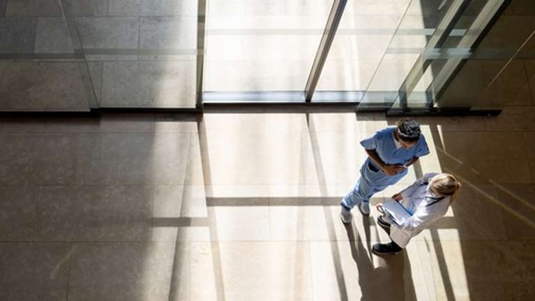 Ιός RSV: Ποια αναπνευστικά προβλήματα προκαλεί, πότε εξελίσσεται σε σοβαρή νόσο