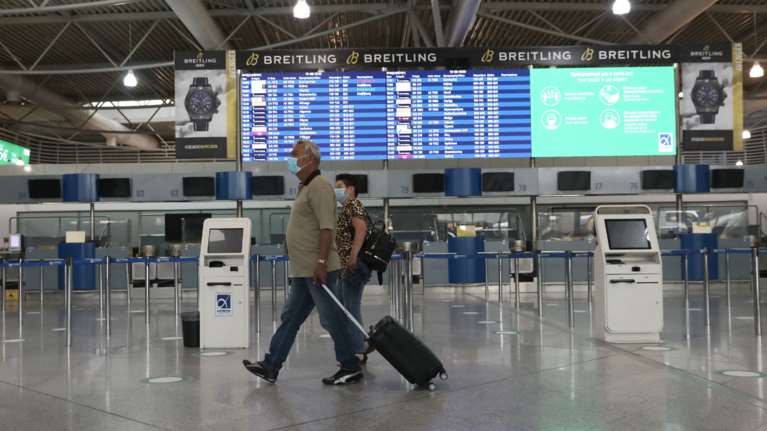 Νέα αεροπορική οδηγία: Η φόρμα που πρέπει να συμπληρώνουν οι επιβάτες διεθνών πτήσεων προς την Ελλάδα