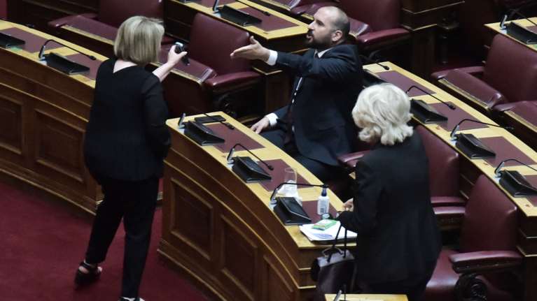 Άγριος καβγάς στη Βουλή: Η φωτογραφία Τσίπρα - Ορμπαν που &quot;τρέλανε&quot; τον Τζανακόπουλο  [Εικόνες]