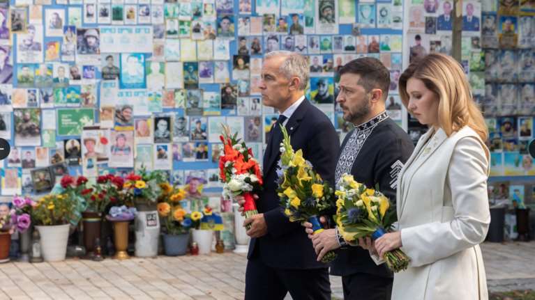 Ζελένσκι: Κατέθεσε στεφάνι για την Ημέρα της Ανεξαρτησίας - Συνεχάρη τους συμπατριώτες του [βίντεο]