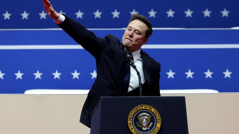 Ο Ίλον Μασκ τα βάζει και με τη Wikipedia λόγω της ναζιστικής χειρονομίας του στην τελετή ορκωμοσίας του Τραμπ