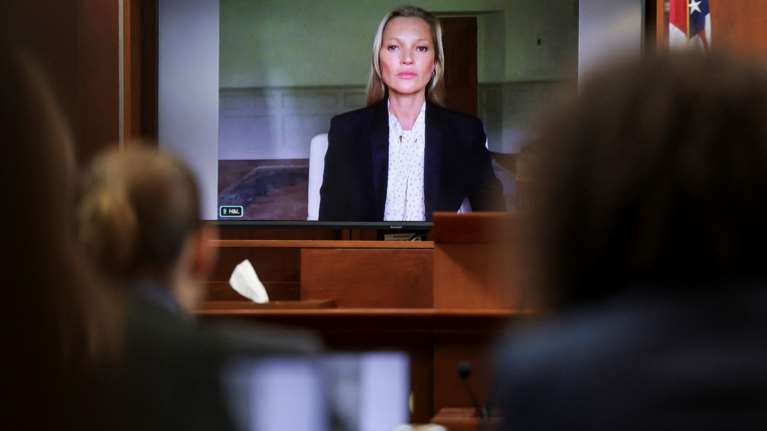 Δίκη Τζόνι Ντεπ: Πώς η Κέιτ Μος &quot;άδειασε&quot; μέσα σε τρία λεπτά την Άμπερ Χερντ - Τι κατέθεσε το πρώην σούπερ μόντελ [Βίντεο]