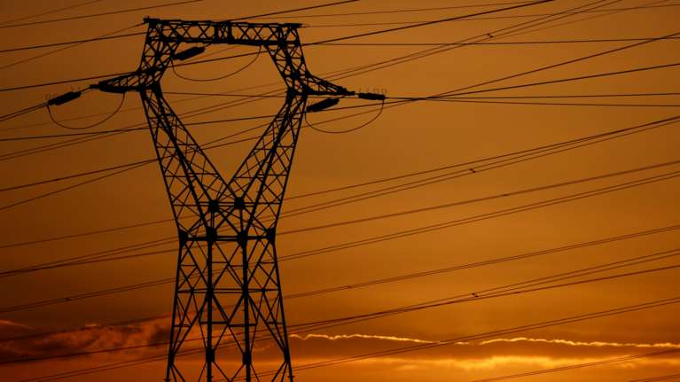 Σε υψηλά επίπεδα οι τιμές του ρεύματος παρά το πλαφόν