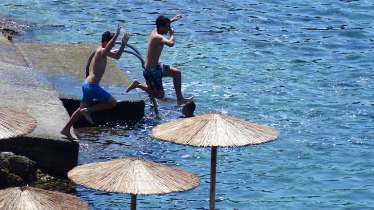 Παιδιά και καλοκαίρι: Τι πρέπει να προσέχουν οι γονείς για ασφαλή κολύμβηση, τσιμπήματα και ήλιο - Οδηγίες προστασίας