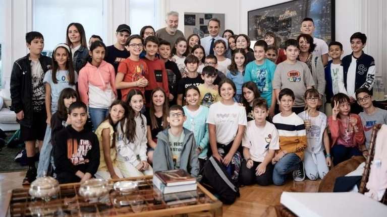 Μαθητές χτύπησαν την πόρτα του Μαξίμου και ζήτησαν να δουν τον πρωθυπουργό: Η έκπληξή τους όταν το αίτημα έγινε δεκτό [εικόνες]