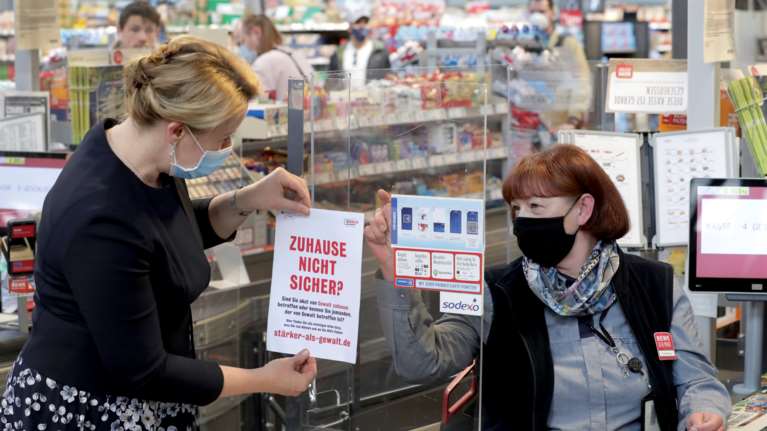 Κορονοϊός: Μέσα στον Μάιο θα ανοίξουν όλα τα καταστήματα και τα σχολεία στη Γερμανία
