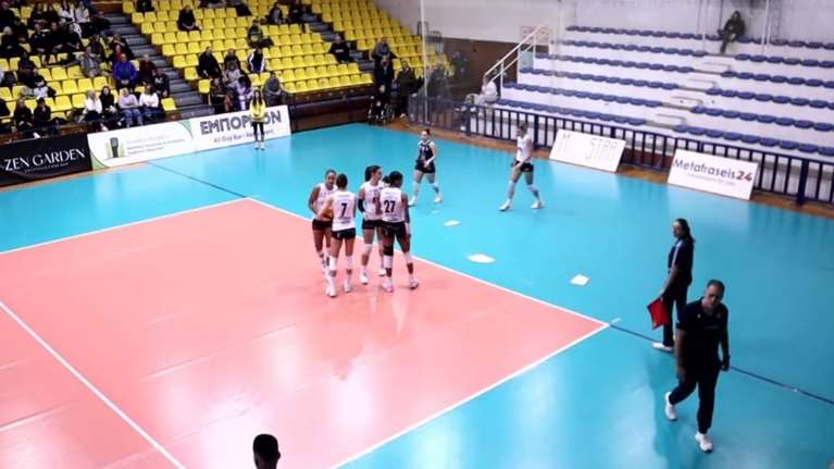 Παραλίγο τραγωδία σε αγώνα βόλεϊ γυναικών: Κομμάτια από το ταβάνι έπεσαν δίπλα σε αθλήτρια [βίντεο]