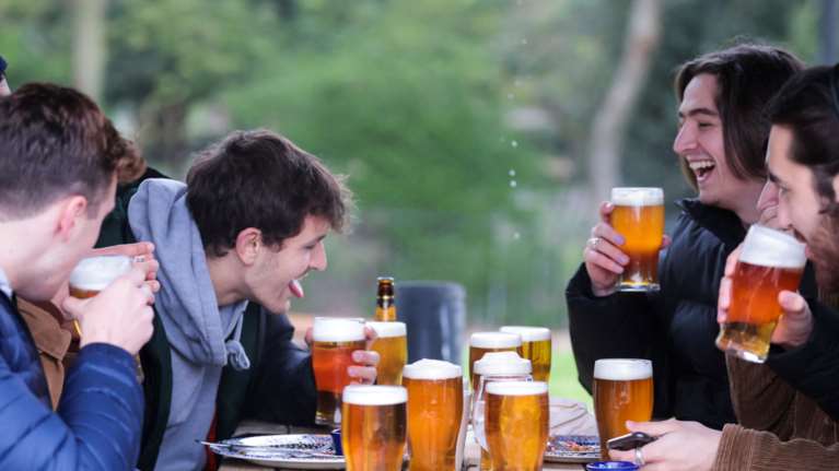 Ξεχύθηκαν στις παμπ οι Βρετανοί από νωρίς το πρωί - Τεράστιες ουρές εξω από τα καταστήματα [εικόνες]