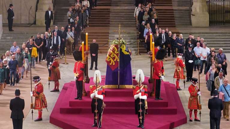 Live: Η Βρετανία θρηνεί τη βασίλισσα Ελισάβετ - Ολονύχτιο λαϊκό προσκύνημα - Ατέλειωτες ουρές στον Τάμεση