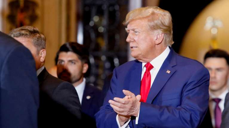 Αντιμέτωπος με 34 κακουργήματα ο Τραμπ - Δηλώνει αθώος και καταγγέλλει πολιτική δίωξη ενόψει προεδρικών εκλογών