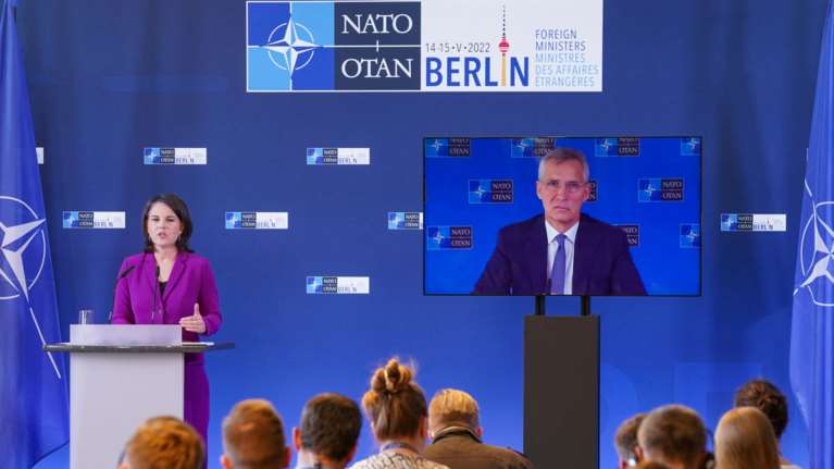 &quot;Ανοιχτές&quot; οι πόρτες του ΝΑΤΟ για Φινλανδία και Σουηδία λένε Στόλτενμπεργκ και Μπέρμποκ