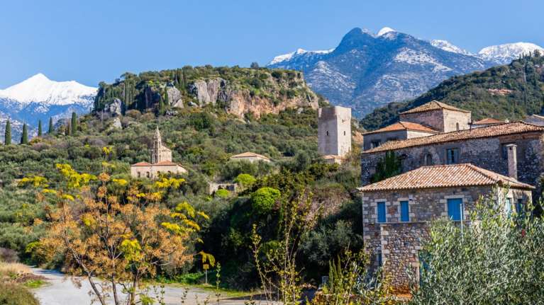 Παλαιά Καρδαμύλη: Η παραμυθένια καστροπολιτεία με το μυτερό καμπαναριό των 17 μέτρων [βίντεο]