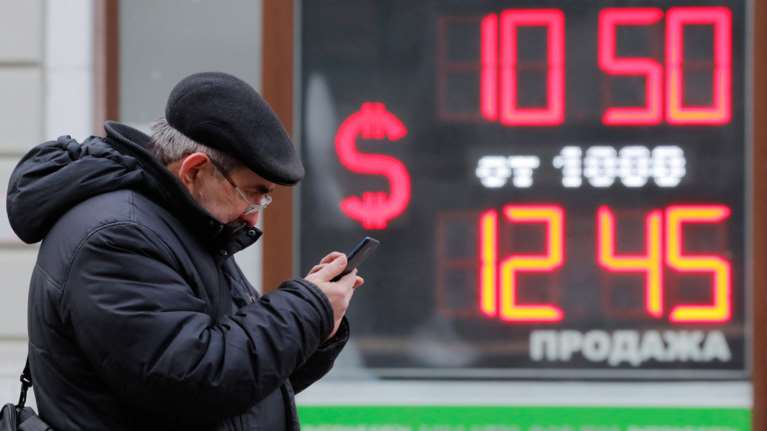 Πόλεμος στην Ουκρανία: Η Μόσχα μειώνει τη χρήση αμερικανικού δολαρίου