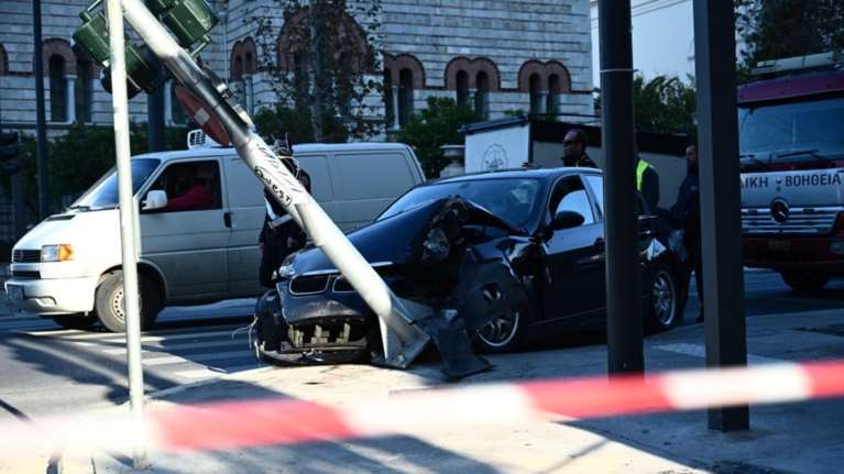 Τροχαίο στην Πανεπιστημίου: Αυτοκίνητο έπεσε επάνω σε φωτεινό σηματοδότη και τον γκρέμισε [εικόνες]