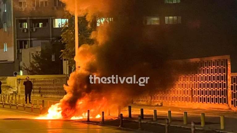 Πολυτεχνείο: Επεισόδια στη Θεσσαλονίκη- Κάηκε ολοσχερώς μοτοσυκλέτα ΔΙ.ΑΣ. από μολότοφ [Βίντεο]