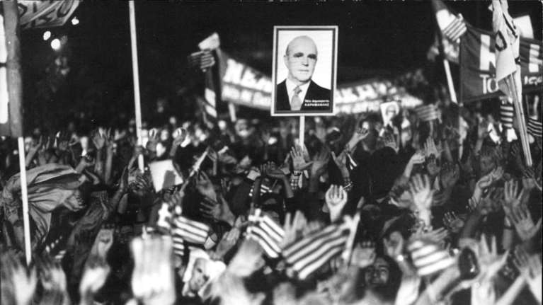 24 Ιουλίου 1974: Οταν επέστρεψε στην Ελλάδα η δημοκρατία με τον Κωνσταντίνο Καραμανλή