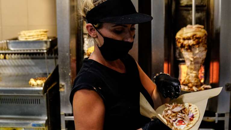 Απλησίαστο... το σουβλάκι στα ελληνικά νησιά - Ακόμη και 15 ευρώ το τυλιχτό