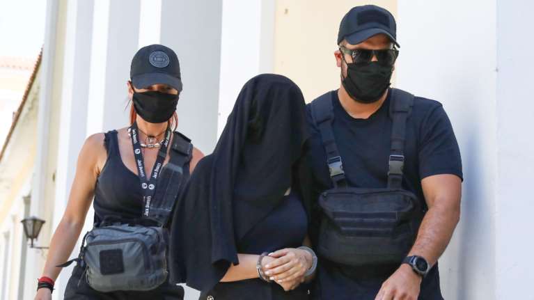 Επίθεση με βιτριόλι: Τι έδειξαν οι έρευνες στο κινητό και το λάπτοπ της 35χρονης - Είχε συνεργούς; [Βίντεο]