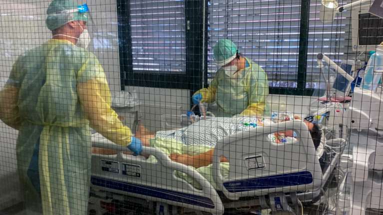 Κορονοϊός: Γιατί κάποιοι εμβολιασμένοι νοσούν βαριά και νοσηλεύονται - Απαντήσεις από αμερικανική μελέτη