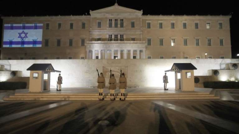 Στα χρώματα της σημαίας του Ισραήλ η Βουλή - Το μήνυμα Τασούλα