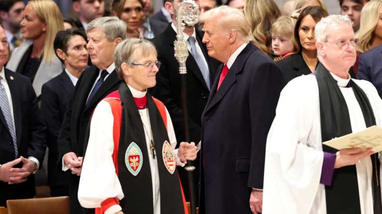 Ο Τραμπ άκουσε κήρυγμα για την προστασία των μεταναστών και τα δικαιώματα των ομοφυλοφίλων- Ποια η αντίδρασή του