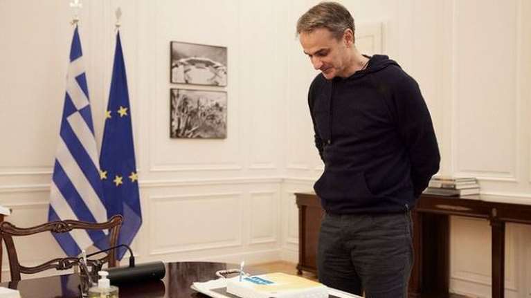 Επέστρεψε από τη Σύρο ο Κυριάκος Μητσοτάκης - Η έκπληξη στο γραφείο για τα γενέθλιά του [Εικόνα]